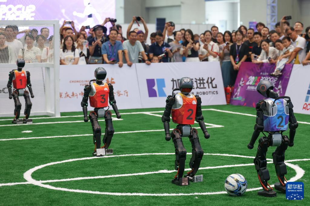 人形机器人智博会上受热捧