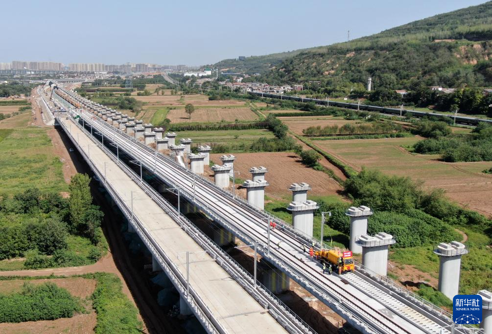 西十高铁正式启动全线铺轨