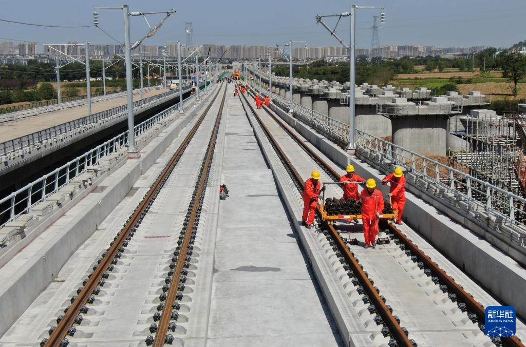 西十高铁正式启动全线铺轨