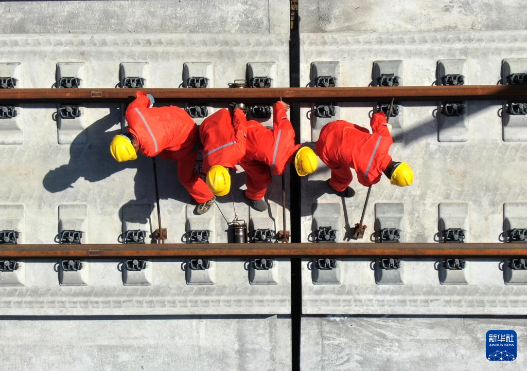 西十高铁正式启动全线铺轨