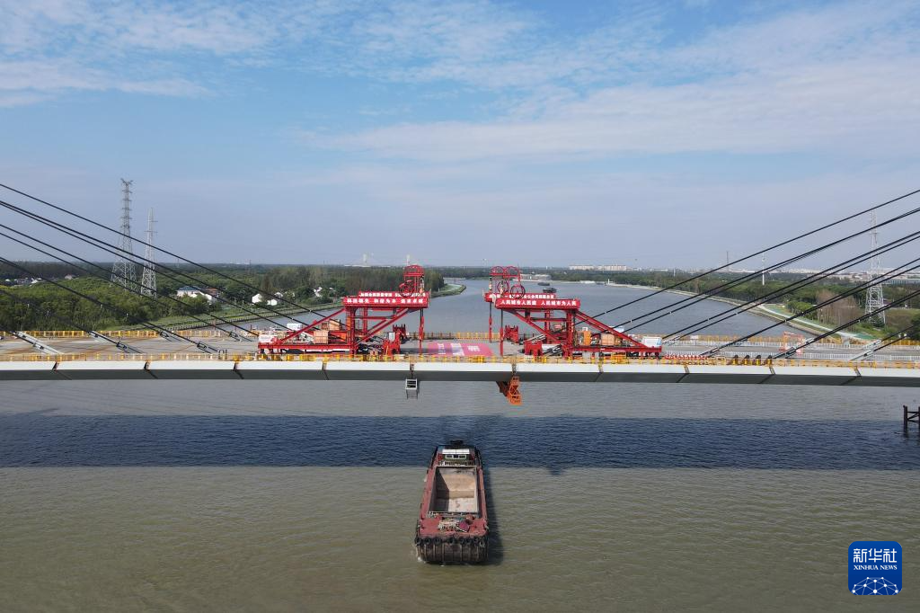 上海：嘉松公路越江新建工程主桥顺利合龙