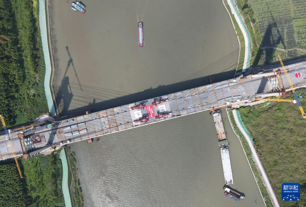 上海：嘉松公路越江新建工程主桥顺利合龙