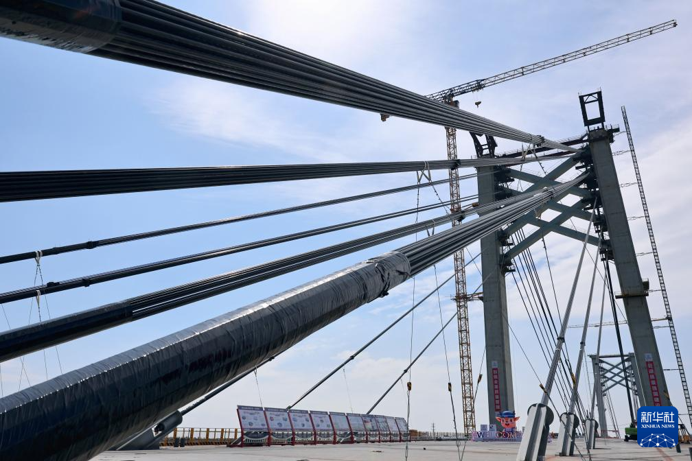 上海：嘉松公路越江新建工程主桥顺利合龙