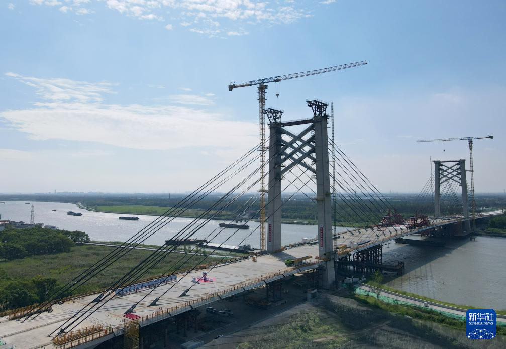 上海：嘉松公路越江新建工程主桥顺利合龙