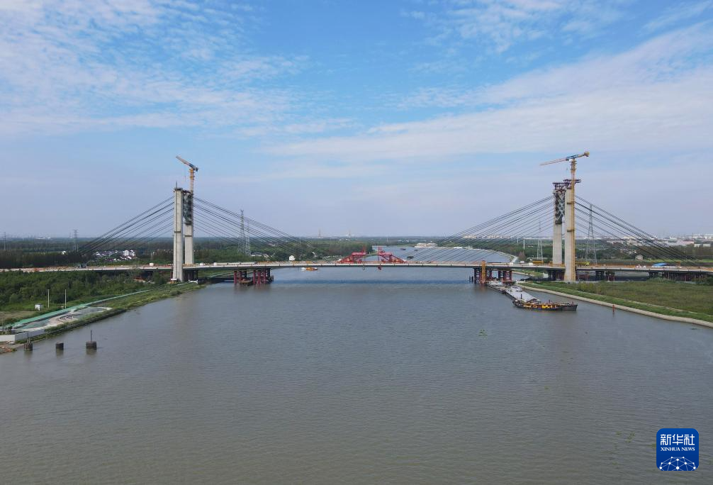 上海：嘉松公路越江新建工程主桥顺利合龙