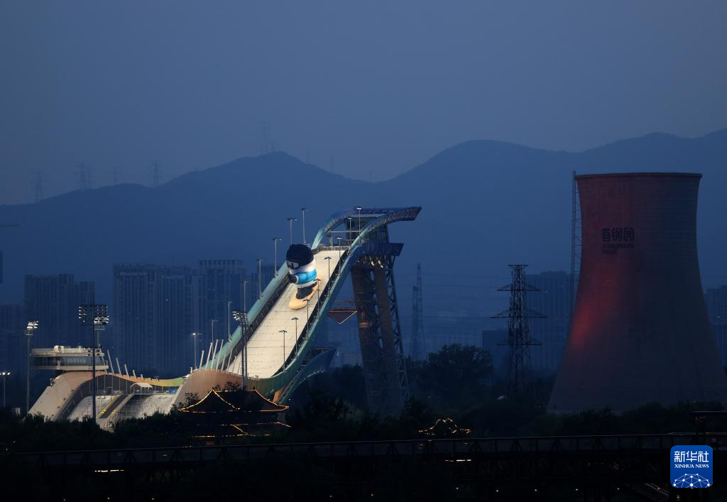 夜探服贸会“首钢小镇”