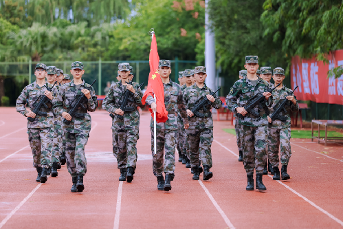 成都龙泉驿：国防教育走进“开学第一课”