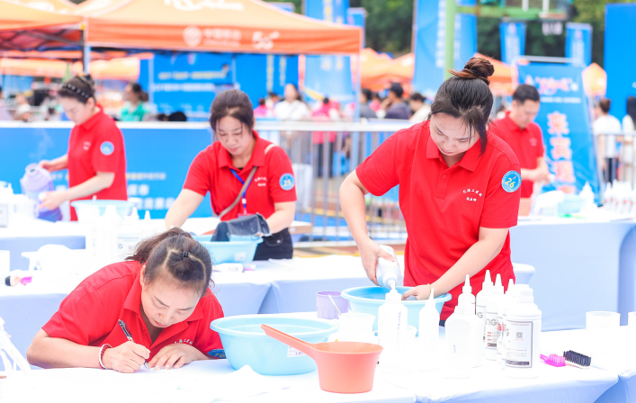 “巴渝工匠”杯重庆市第十四届居民服务业职业技能竞赛总决赛开幕