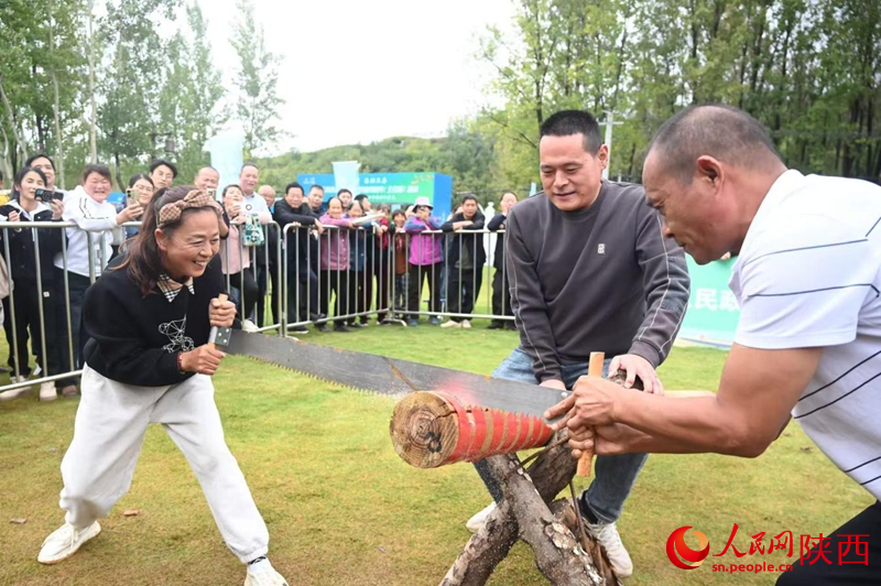 选手正在进行“同心锯木”比赛。人民网记者 孙挺摄