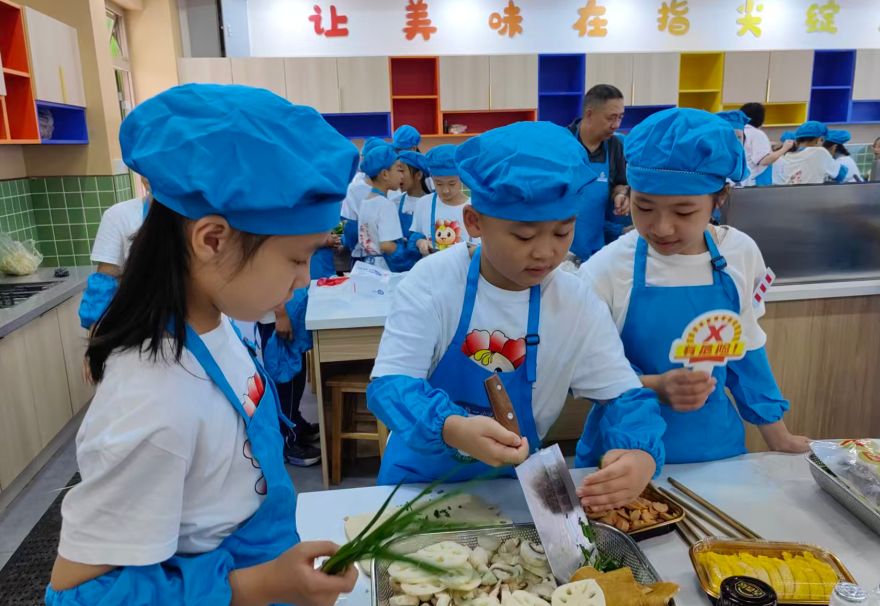 重庆长寿区学子巧手做美食 传承巴渝好味道