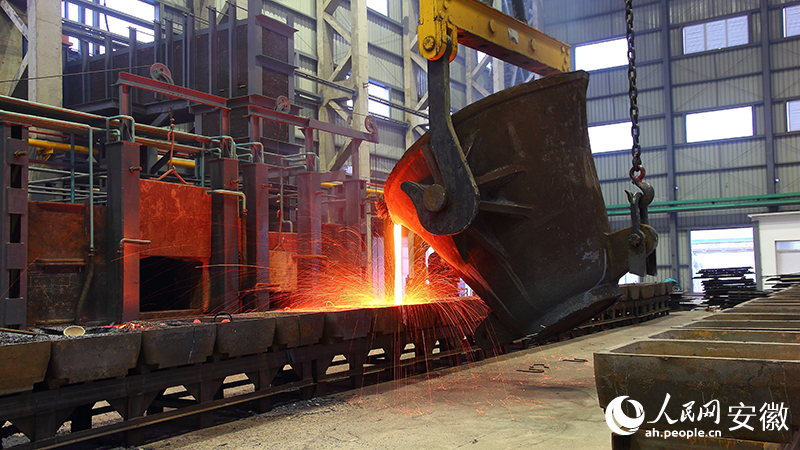 安徽向前丨池州贵池:智造“碳”路绿生金 友进冠华生产线。人民网记者 胡雨松摄