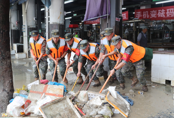 重庆巫溪发生洪涝，武警官兵闻令而动