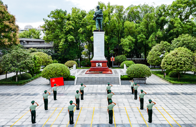 武警重庆总队官兵走进邱少云烈士纪念馆，以忠诚致敬英魂