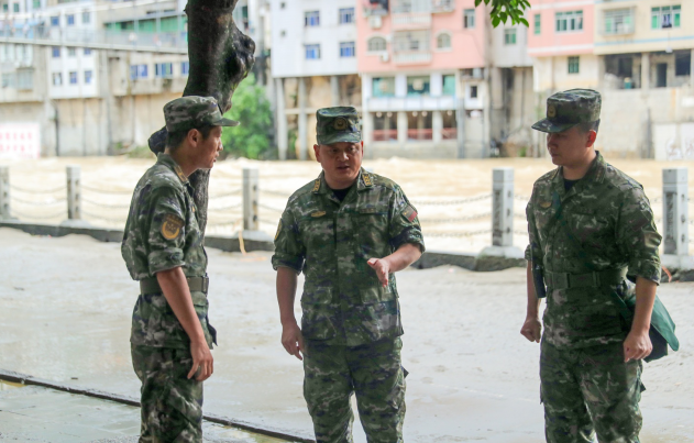 重庆巫溪发生洪涝，武警官兵闻令而动