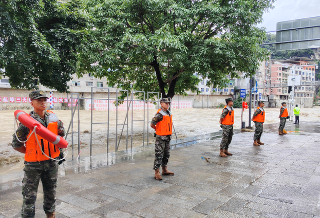 重庆巫溪发生洪涝，武警官兵闻令而动