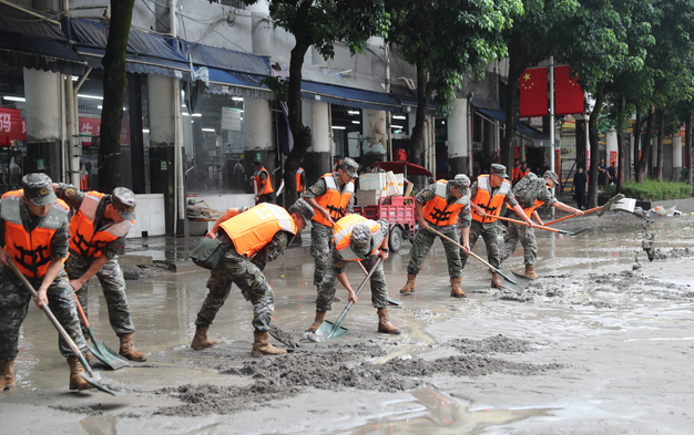 重庆巫溪发生洪涝，武警官兵闻令而动