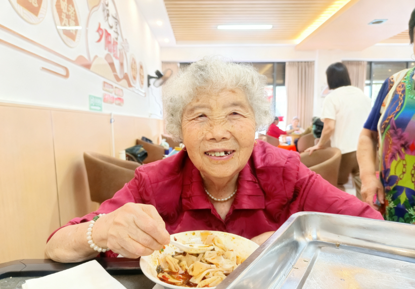 一位老年人在老年食堂吃包面。通讯员 吴华 摄