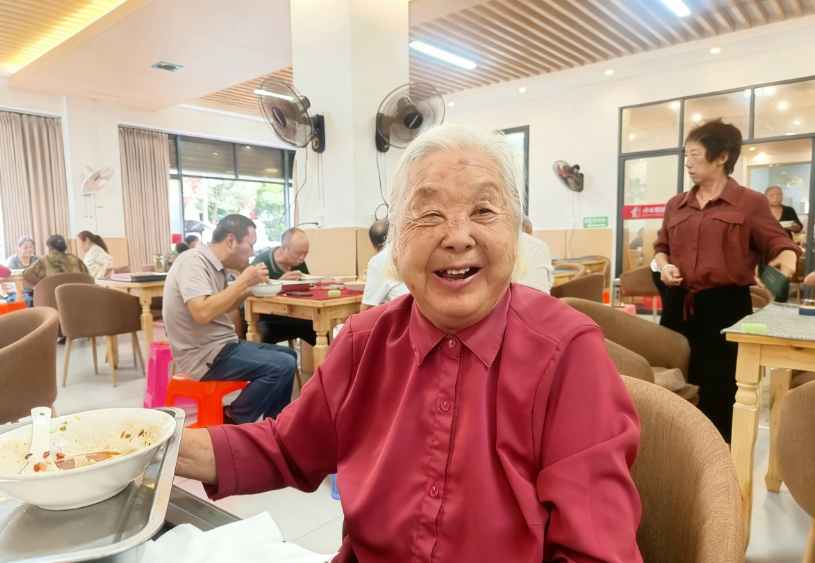 89岁阿婆成为老年食堂的常客。通讯员 吴华 摄
