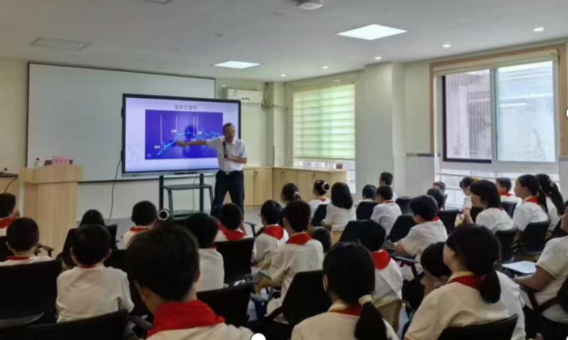 重庆爱心庄园：双节同庆迎华诞 红色教育润童心