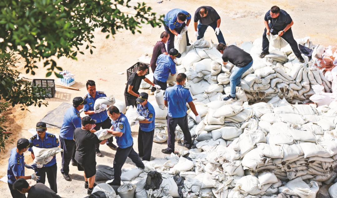 党旗在邕江抗洪一线飘扬——南宁党员干部昼夜守护城市安澜