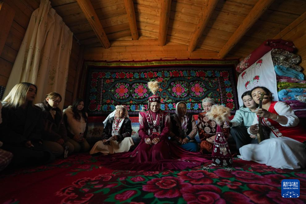 骏马与汽车同行：新疆牧区婚礼交响诗