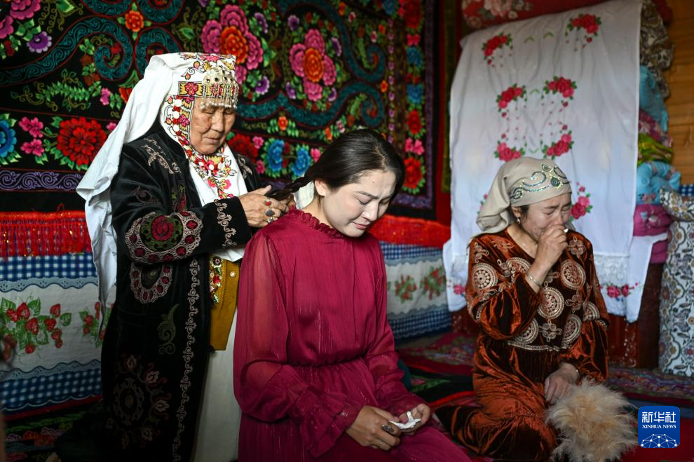 骏马与汽车同行：新疆牧区婚礼交响诗