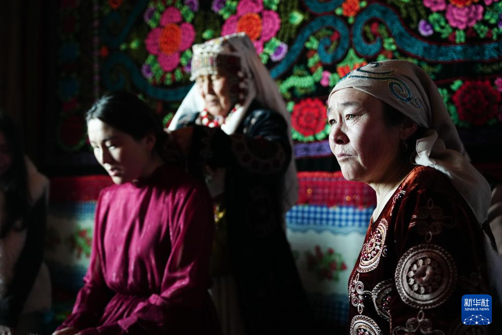 骏马与汽车同行：新疆牧区婚礼交响诗