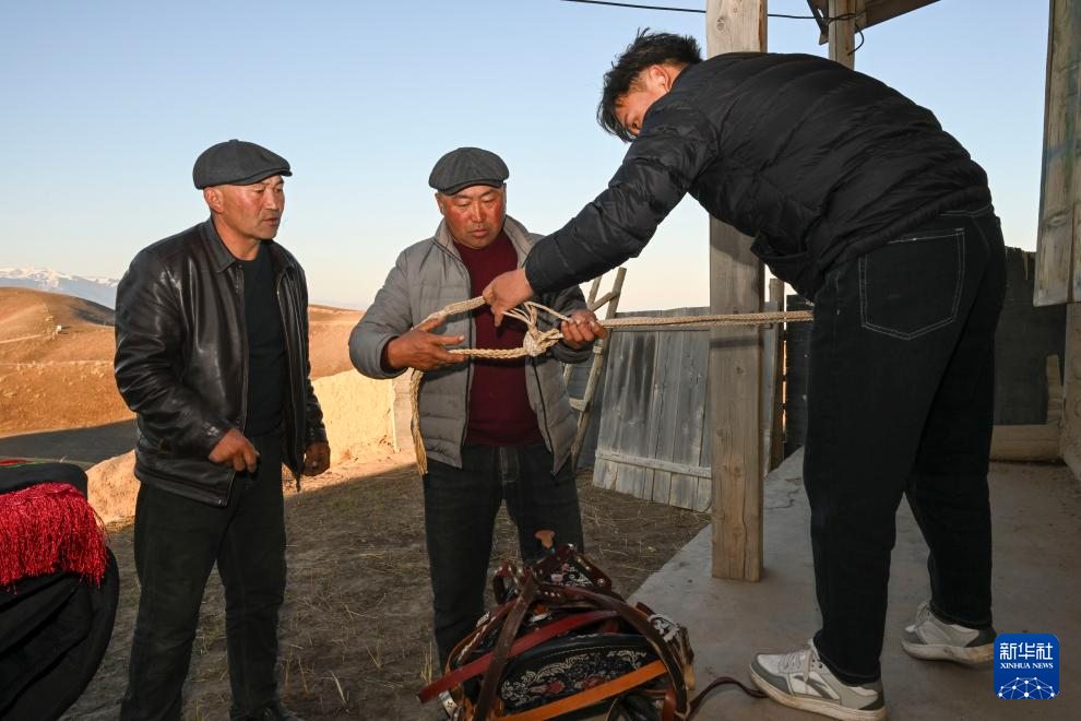 骏马与汽车同行：新疆牧区婚礼交响诗