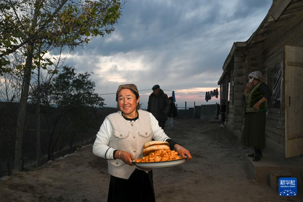骏马与汽车同行：新疆牧区婚礼交响诗