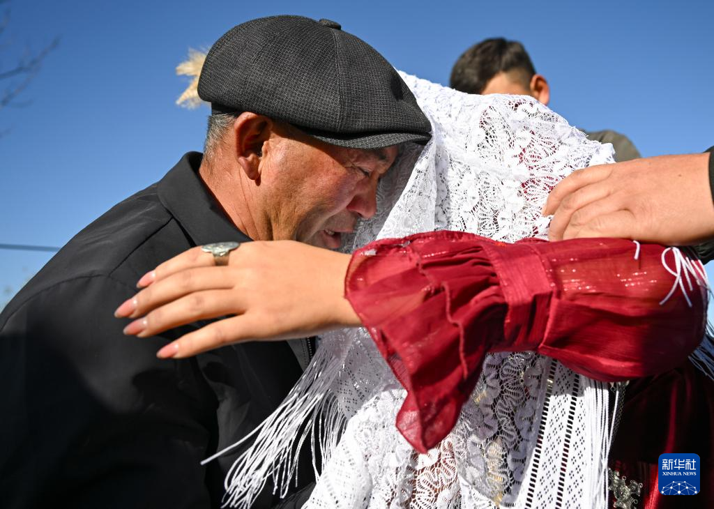 骏马与汽车同行：新疆牧区婚礼交响诗