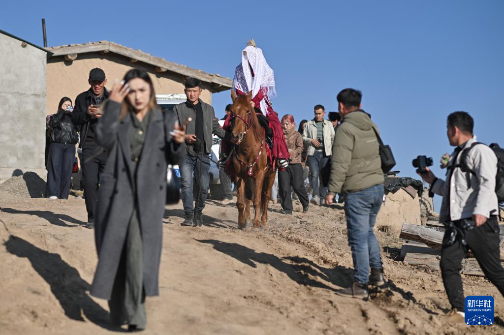 骏马与汽车同行：新疆牧区婚礼交响诗