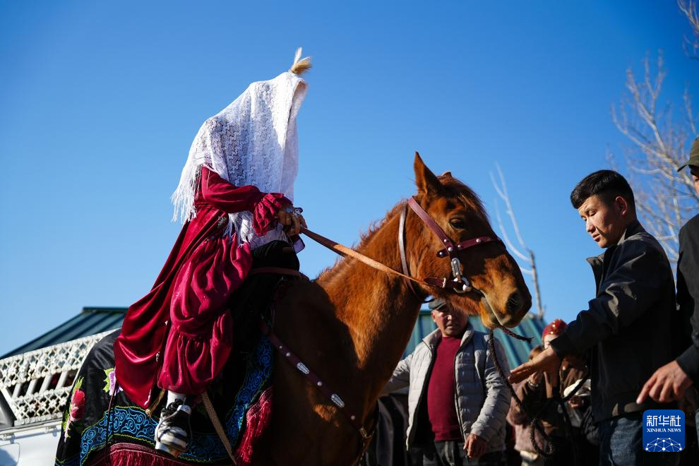 骏马与汽车同行：新疆牧区婚礼交响诗