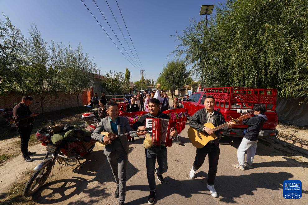 骏马与汽车同行：新疆牧区婚礼交响诗