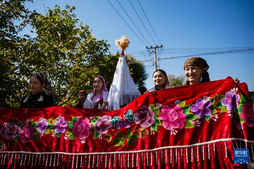 骏马与汽车同行：新疆牧区婚礼交响诗