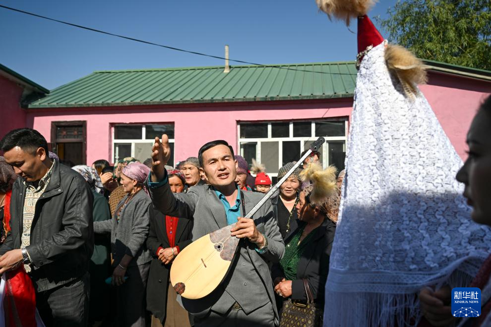 骏马与汽车同行：新疆牧区婚礼交响诗