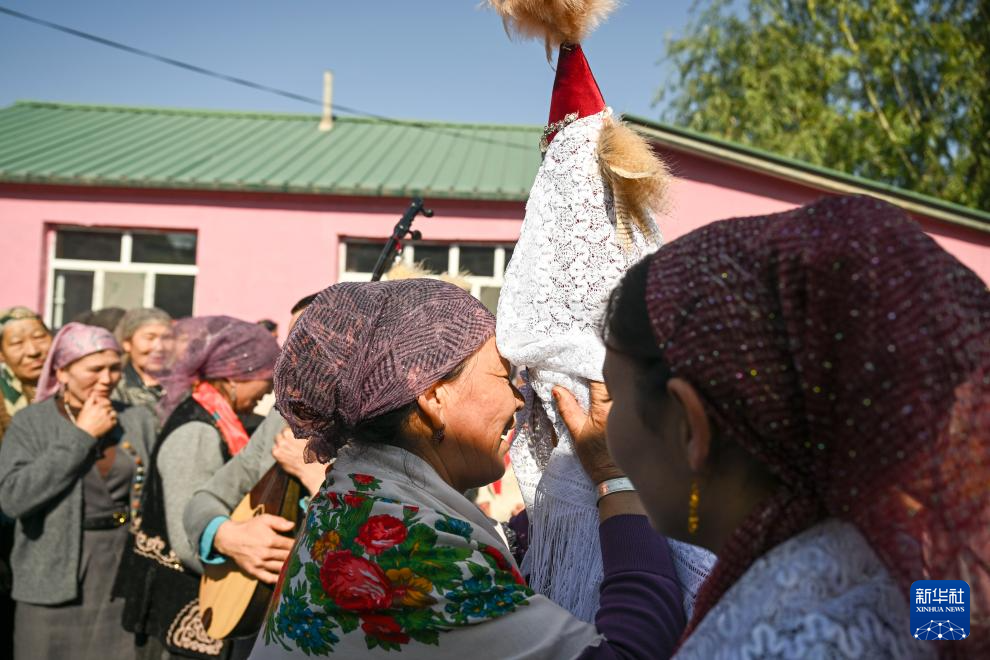 骏马与汽车同行：新疆牧区婚礼交响诗