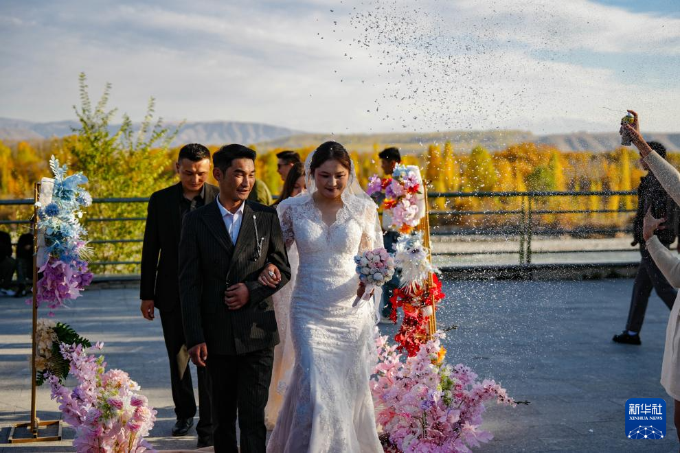 骏马与汽车同行：新疆牧区婚礼交响诗