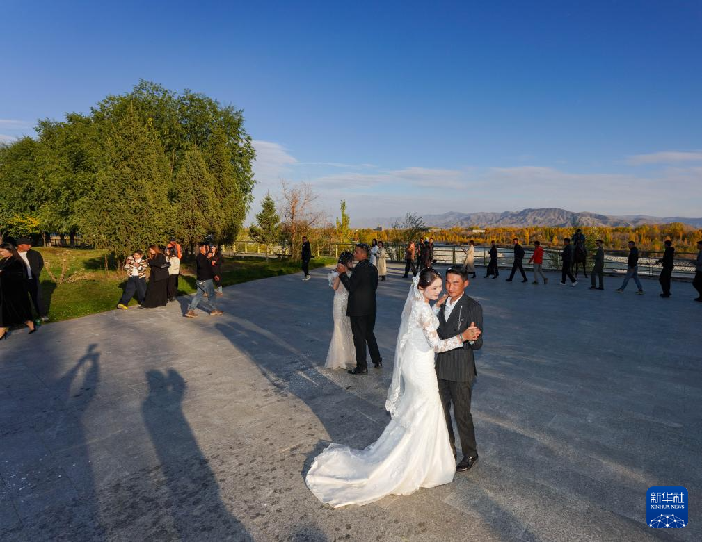 骏马与汽车同行：新疆牧区婚礼交响诗