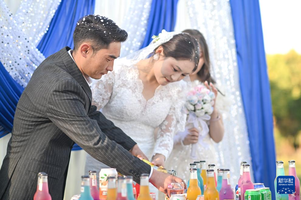 骏马与汽车同行：新疆牧区婚礼交响诗