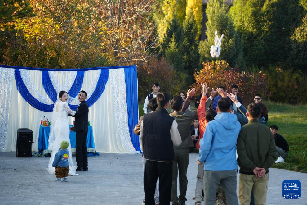 骏马与汽车同行：新疆牧区婚礼交响诗