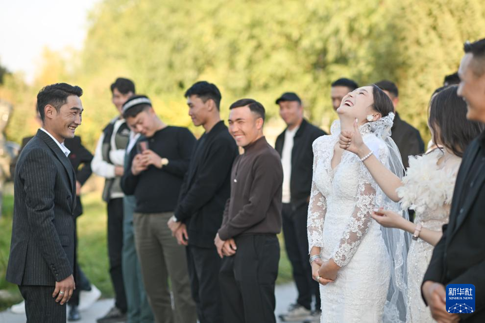 骏马与汽车同行：新疆牧区婚礼交响诗