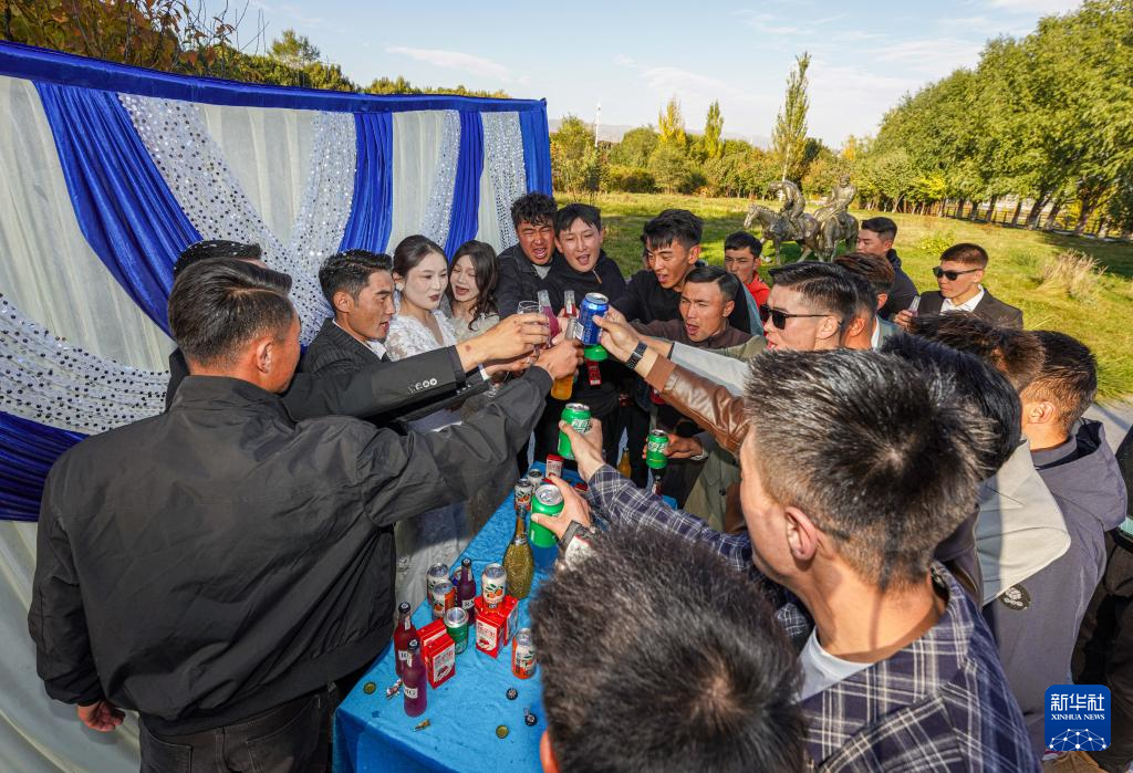 骏马与汽车同行：新疆牧区婚礼交响诗