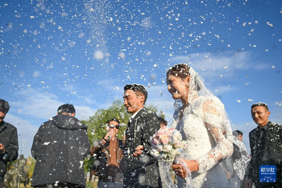 骏马与汽车同行：新疆牧区婚礼交响诗