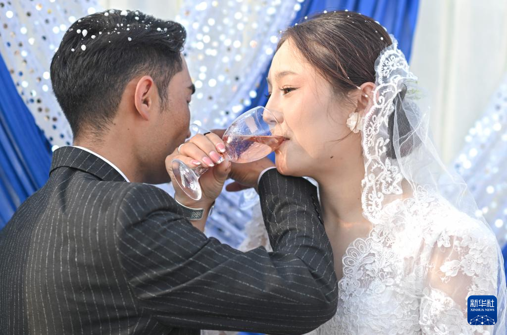 骏马与汽车同行：新疆牧区婚礼交响诗