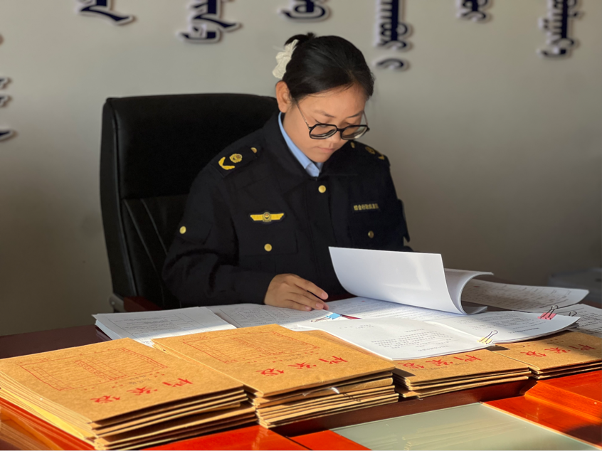 从大学课堂到草原深处:一个00后女孩的“逆行”青春