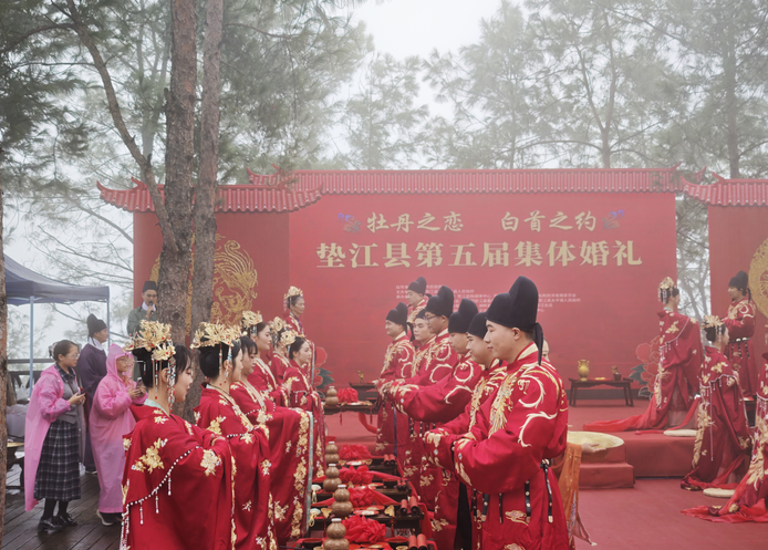 重庆垫江举办第五届集体婚礼 14对新人以唐礼倡树婚俗新风