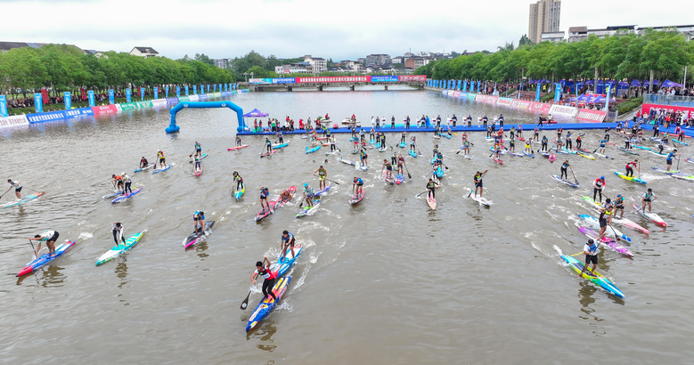 成渝健儿挥桨龙溪河 第四届成渝地区双城经济圈桨板邀请赛启幕