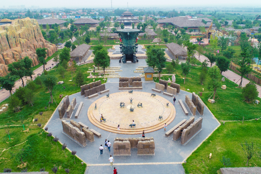 《周原衣语服饰秀》荣获美国缪斯设计奖铂金奖! 周易广场.JPG