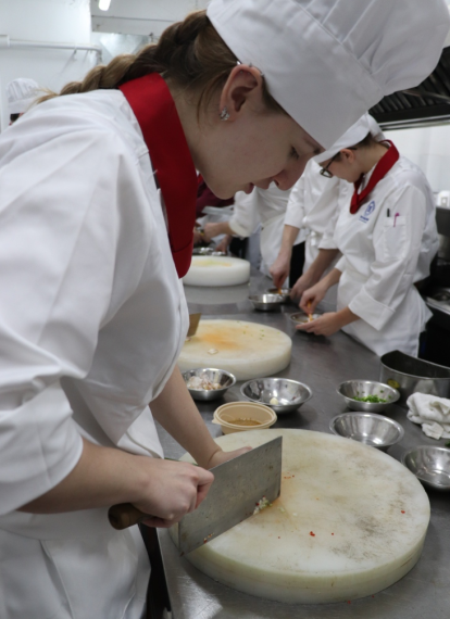 火锅香飘海外：以巴渝美食开辟“职教出海”人文新路径