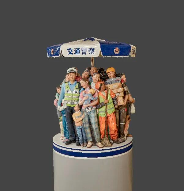 刘磊 张晓影 《雨中情NO.3》 95cm×95cm×196cm 雕塑(不锈钢，树脂彩绘) 2024年.jpg